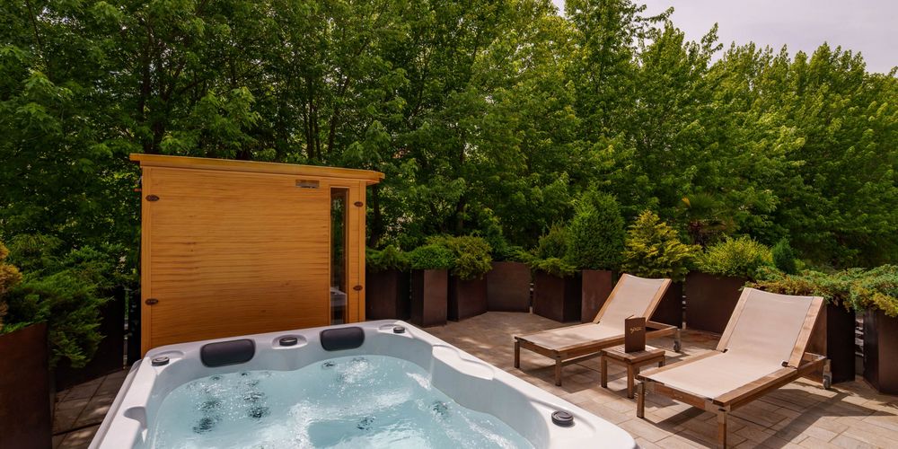 Außenansicht des Hotel Vier Jahreszeiten in Südtirol bei sonnigem Wetter