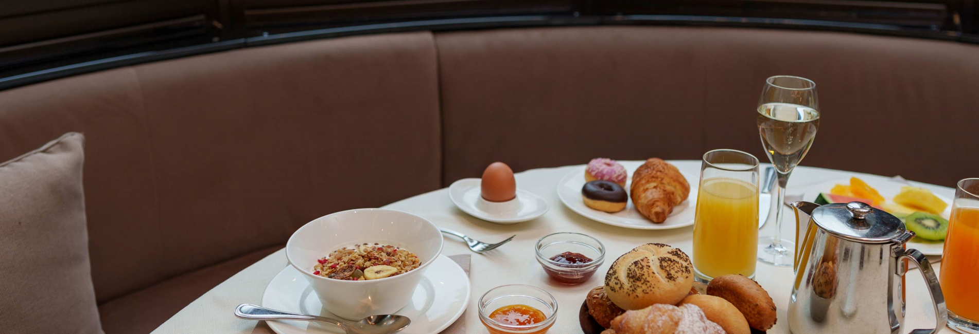 Vista panoramica dell'Hotel Vier Jahreszeiten a Silandro con montagne sullo sfondo