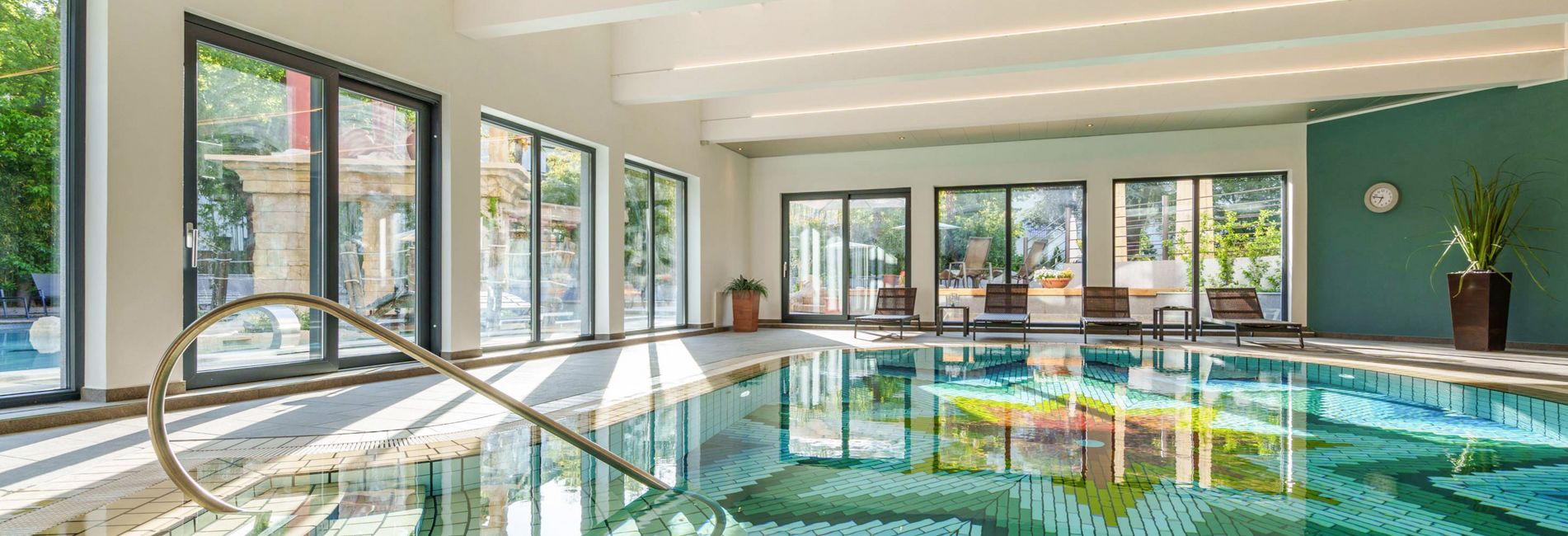 Luxuriöser Wellnessbereich im Vier Jahreszeiten Hotel im Vinschgau, Südtirol Luxuriöser Wellnessbereich im Vier Jahreszeiten Hotel im Vinschgau, Südtirol