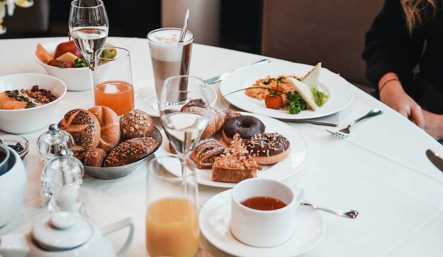 Colazione gourmet con prodotti freschi e pane fatto in casa all’Hotel Vier Jahreszeiten in Alto Adige