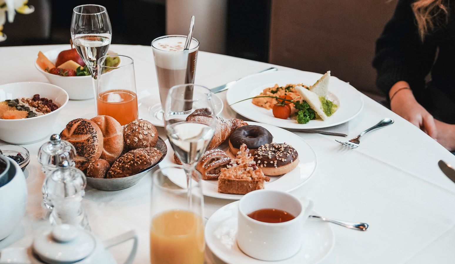 Luxuriöses Frühstücksbuffet im Hotel Vier Jahreszeiten in Südtirol mit frischen Backwaren, Obst und Aufschnitt Luxuriöses Frühstücksbuffet im Hotel Vier Jahreszeiten in Südtirol mit frischen Backwaren, Obst und Aufschnitt