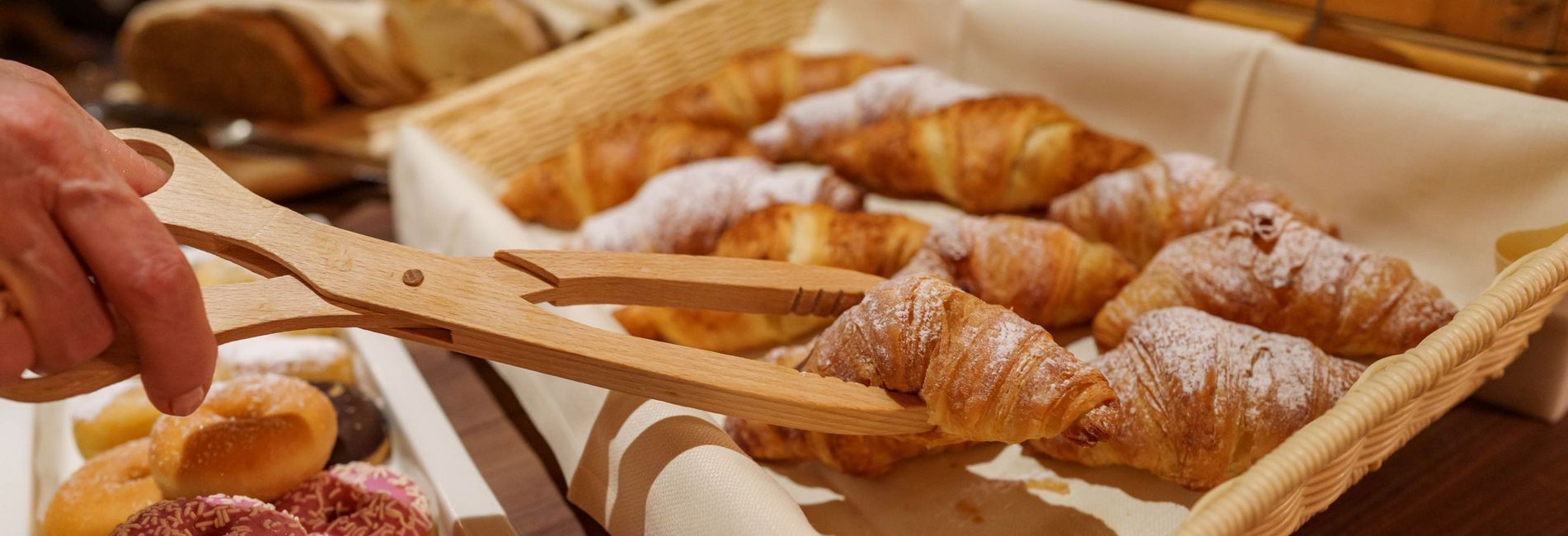 Terrazza panoramica dell’Hotel Vier Jahreszeiten a Naturno con vista sulle montagne dell’Alto Adige Terrazza panoramica dell’Hotel Vier Jahreszeiten a Naturno con vista sulle montagne dell’Alto Adige
