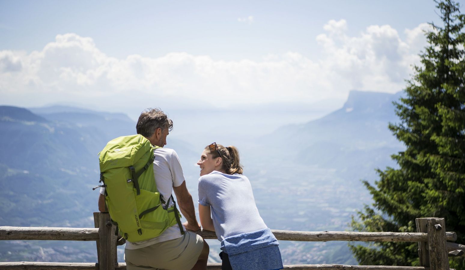 Wanderer genießen Bergtour in den Südtiroler Alpen nahe dem Vier Jahreszeiten Hotel Schlanders