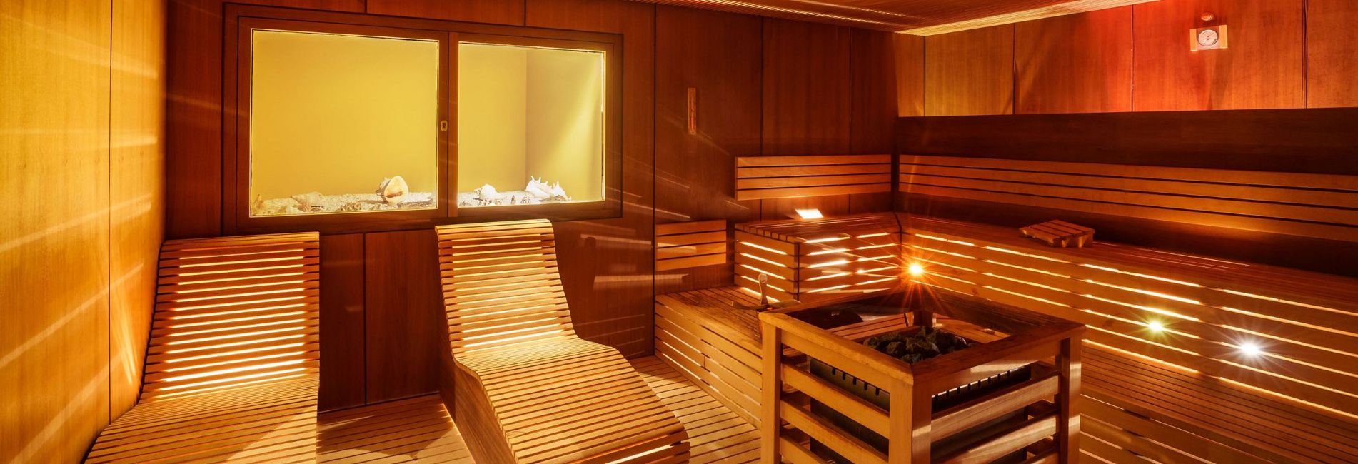 Luxuriöses Hotel Vier Jahreszeiten in Südtirol mit Außenpool und Panorama-Bergblick Luxuriöses Hotel Vier Jahreszeiten in Südtirol mit Außenpool und Panorama-Bergblick