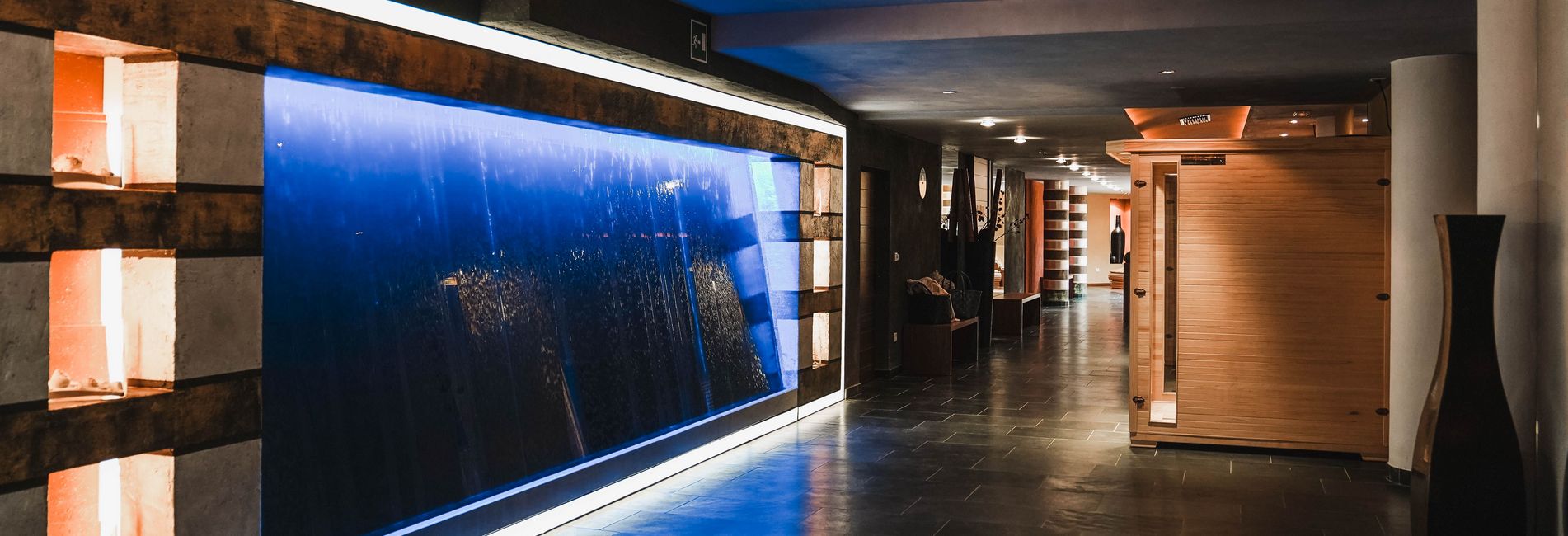 Panorama-Ausblick vom Hotel Vier Jahreszeiten in Südtirol auf die Berge und das Pooldeck Panorama-Ausblick vom Hotel Vier Jahreszeiten in Südtirol auf die Berge und das Pooldeck