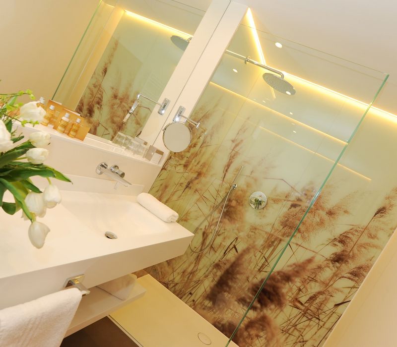 Bagno moderno della camera doppia Burgund all'hotel Vier Jahreszeiten in Alto Adige