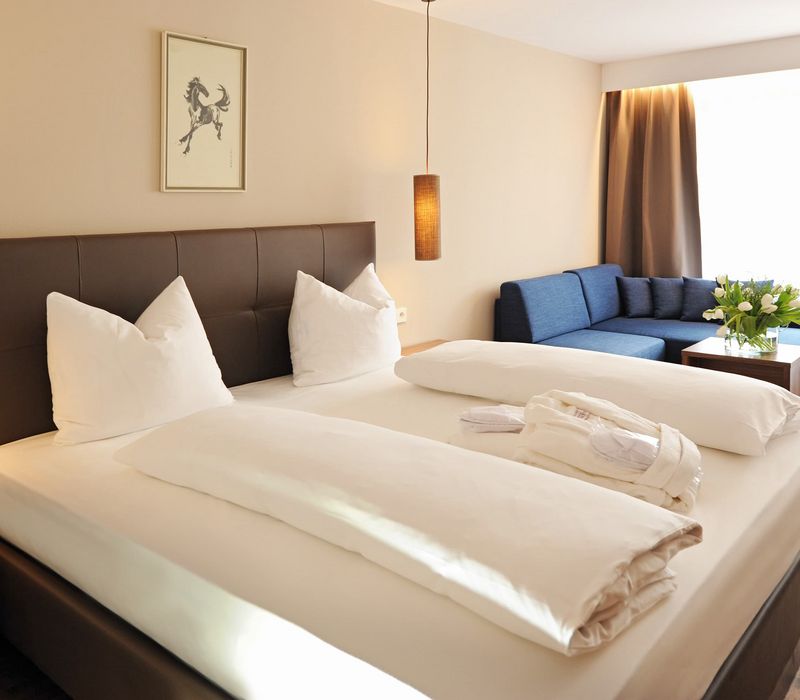 Camera doppia Burgund con letto matrimoniale e divano presso Hotel Vier Jahreszeiten