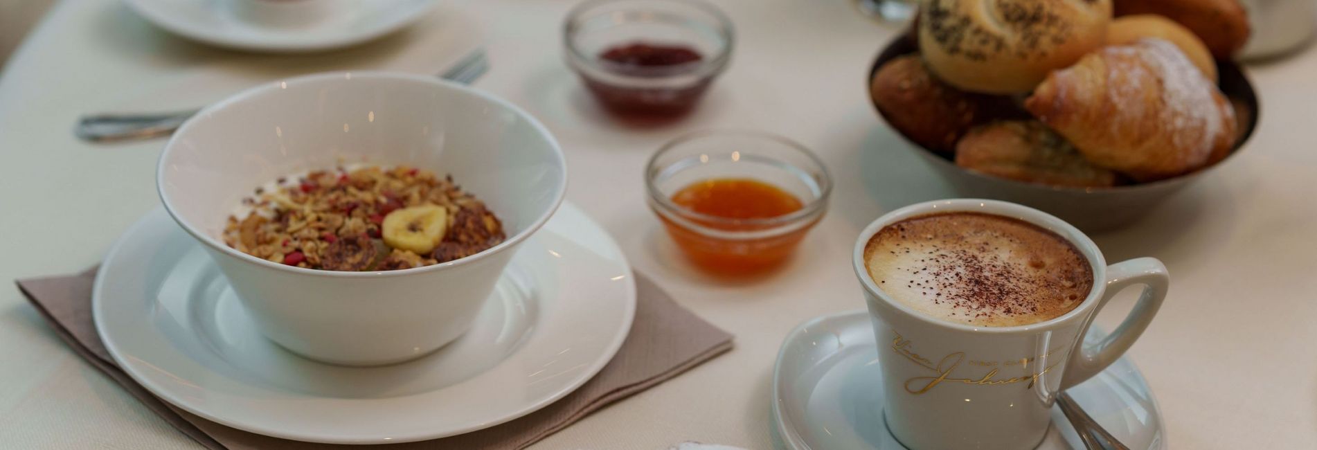 Cucina gourmet dell'hotel Vier Jahreszeiten a Silandro con piatti raffinati e presentazione elegante Cucina gourmet dell'hotel Vier Jahreszeiten a Silandro con piatti raffinati e presentazione elegante