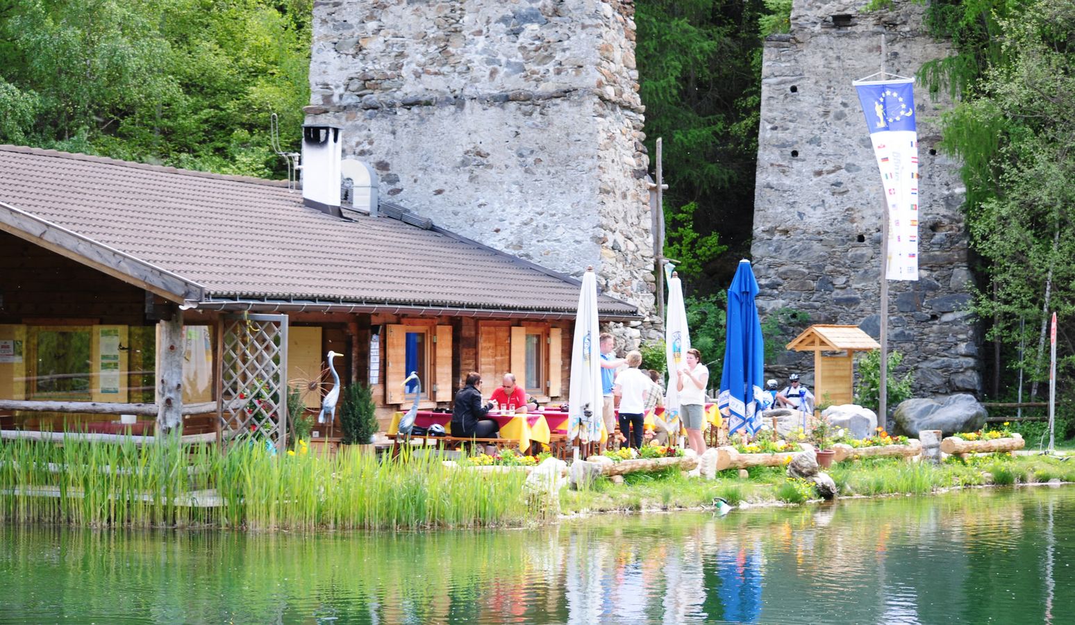 Ciclisti al laghetto di pesca presso Brugg durante attività sportive all’aperto vicino all’hotel Vier Jahreszeiten