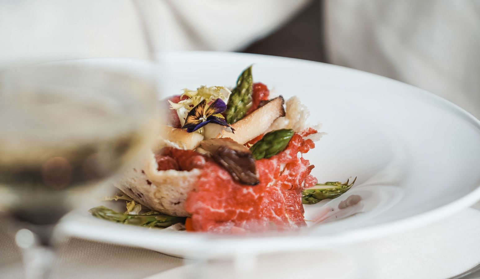 Piatti gourmet raffinati al ristorante dell’hotel Vier Jahreszeiten a Silandro Piatti gourmet raffinati al ristorante dell’hotel Vier Jahreszeiten a Silandro