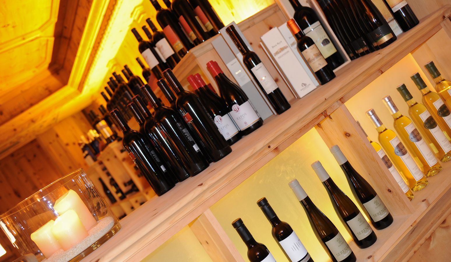 Weinkeller mit gelagerten Weinfässern im Vier Jahreszeiten Hotel in Südtirol Weinkeller mit gelagerten Weinfässern im Vier Jahreszeiten Hotel in Südtirol