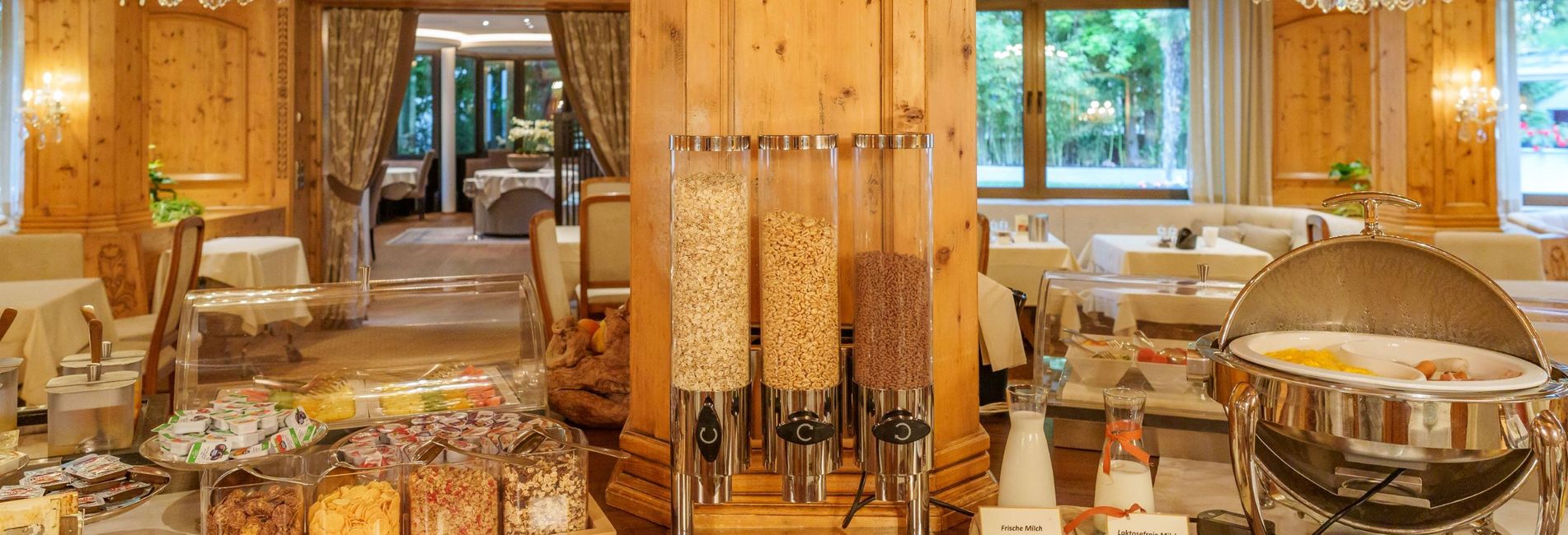 Buffet della colazione con varietà di cibi freschi all’Hotel Vier Jahreszeiten a Silandro