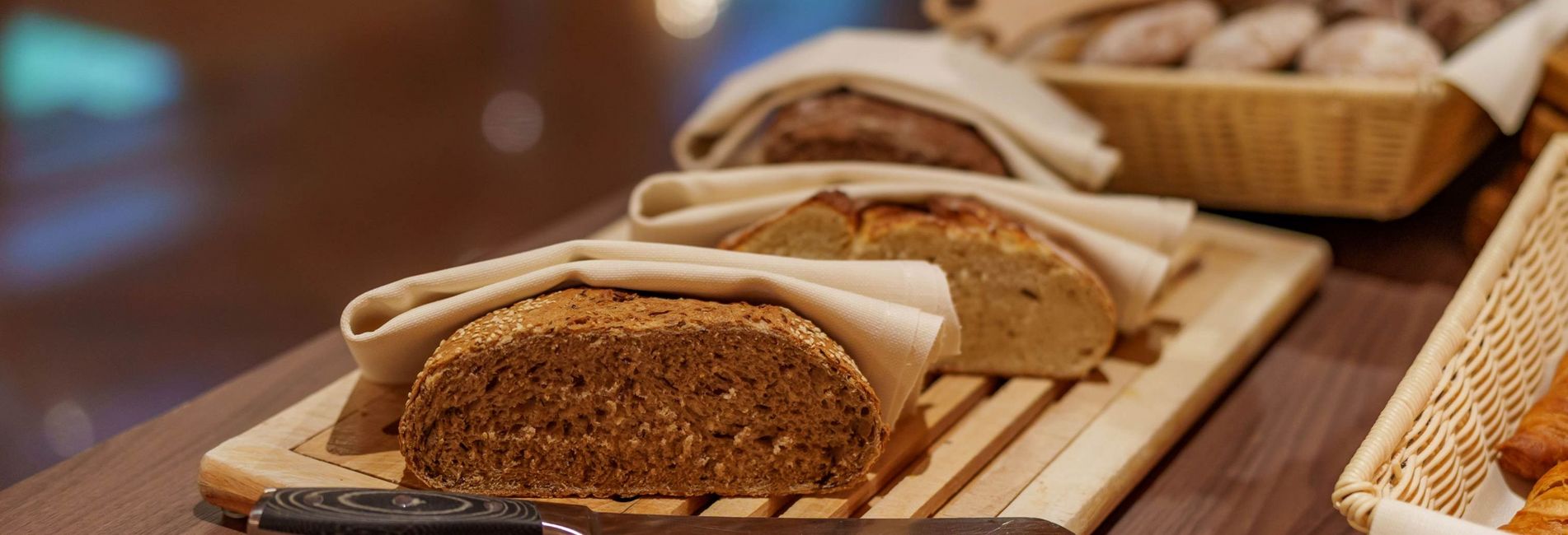 Hotel Vier Jahreszeiten a Scena con piscina all’aperto e vista sulle montagne altoatesine Hotel Vier Jahreszeiten a Scena con piscina all’aperto e vista sulle montagne altoatesine