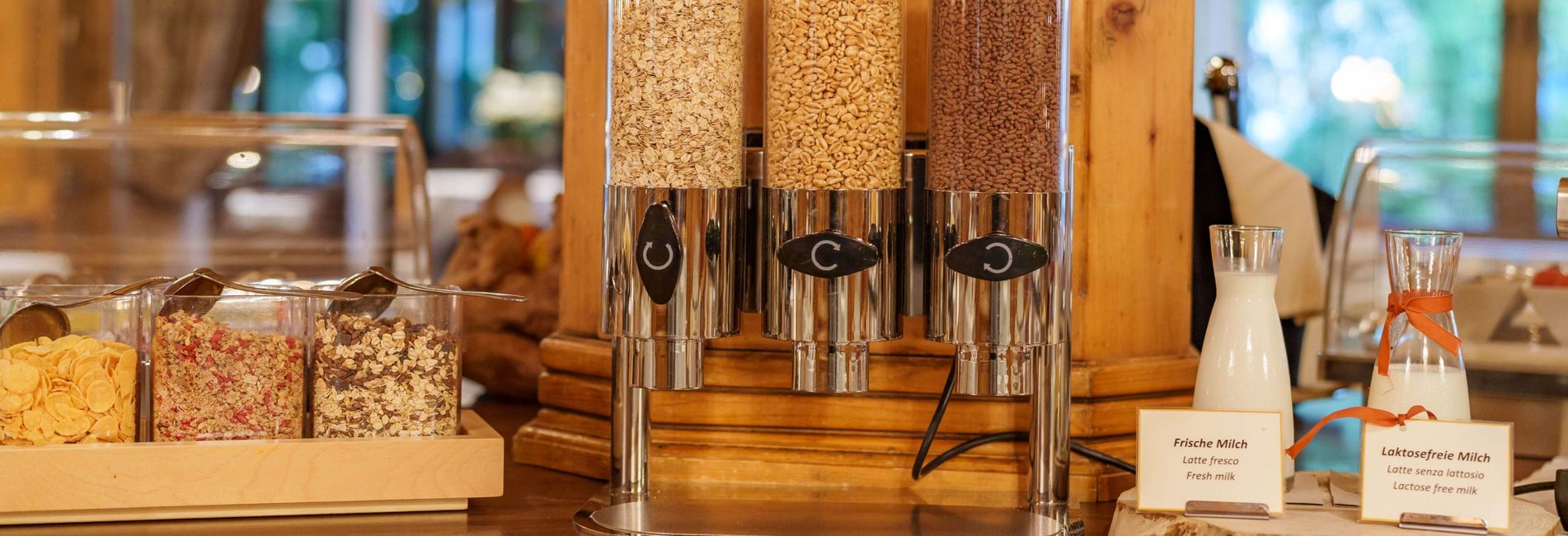 Vista panoramica della piscina e del giardino dell’Hotel Vier Jahreszeiten a Naturno, Alto Adige Vista panoramica della piscina e del giardino dell’Hotel Vier Jahreszeiten a Naturno, Alto Adige