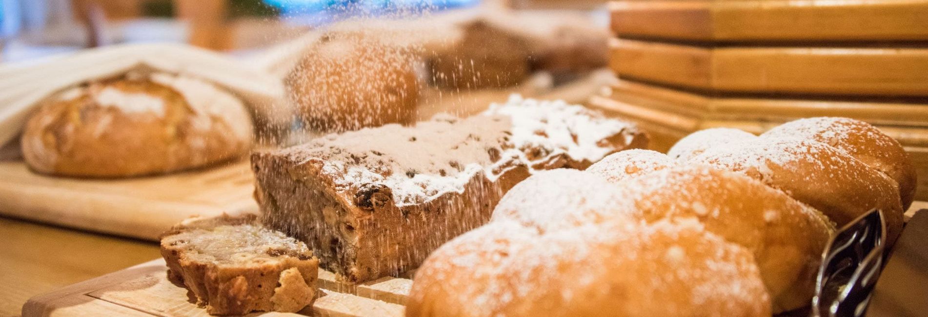 Buffet colazione hotel Vier Jahreszeiten con ampia selezione di cibi freschi Buffet colazione hotel Vier Jahreszeiten con ampia selezione di cibi freschi