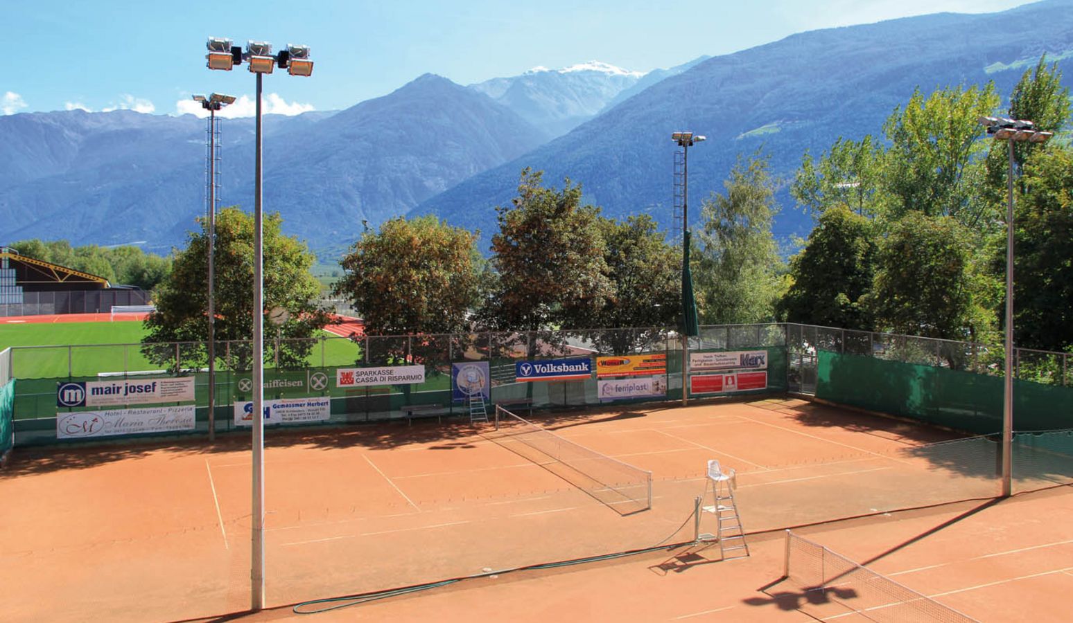Campo da tennis all’aperto presso l’hotel Vier Jahreszeiten a Silandro in Alto Adige