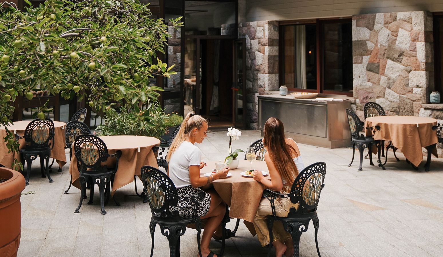 Sonnenterrasse mit Garten und Café im Hotel Vier Jahreszeiten in Schlanders, Südtirol Sonnenterrasse mit Garten und Café im Hotel Vier Jahreszeiten in Schlanders, Südtirol