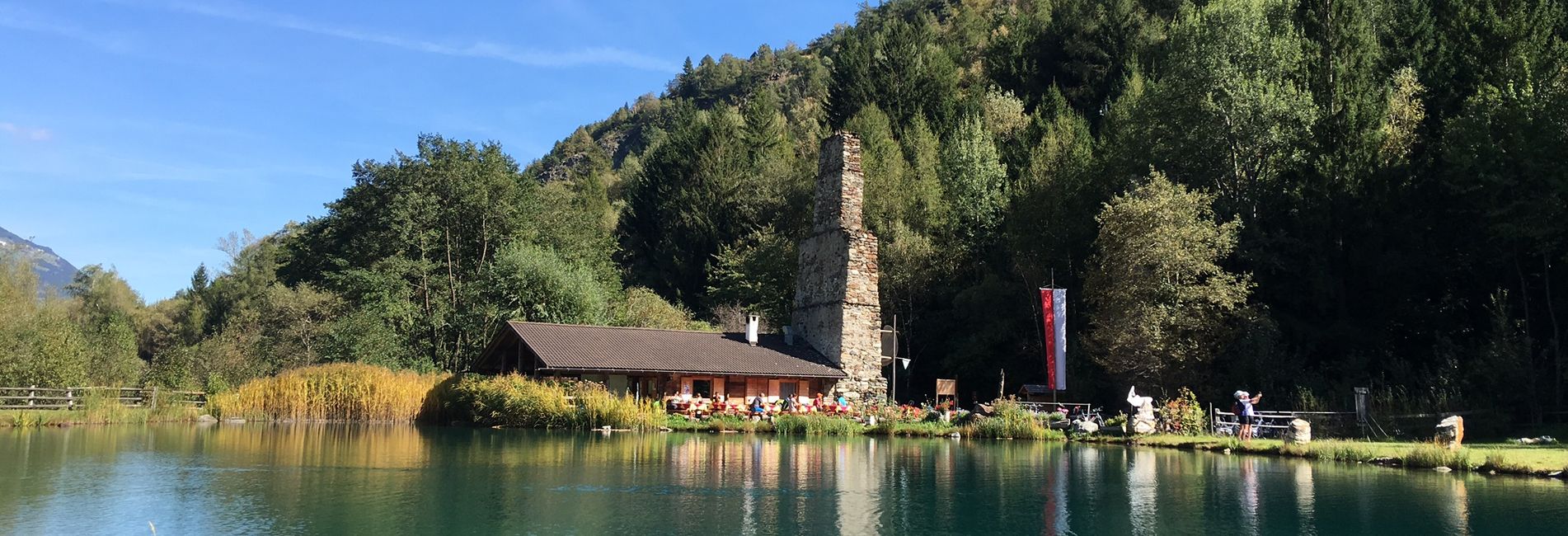 Radfahrer genießen Sommerurlaub im Vinschgau mit Blick auf die Berge