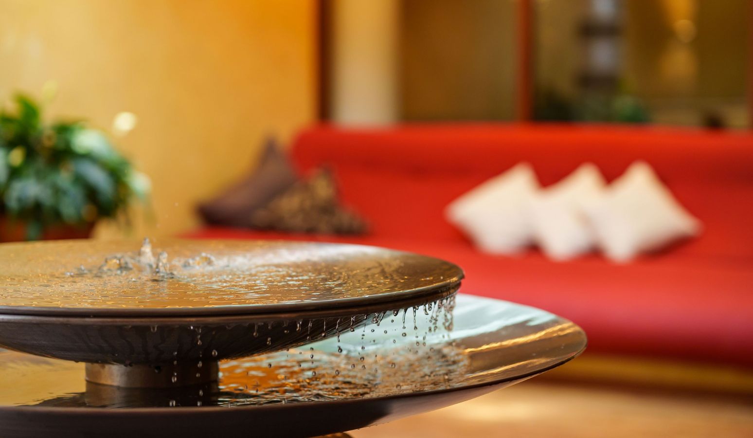 Vista panoramica della piscina esterna dell’Hotel Vier Jahreszeiten a Caldaro durante una giornata soleggiata Vista panoramica della piscina esterna dell’Hotel Vier Jahreszeiten a Caldaro durante una giornata soleggiata