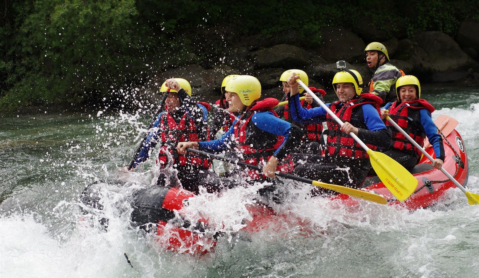 Avventura di rafting sul fiume in Alto Adige durante una vacanza all’Hotel Vier Jahreszeiten