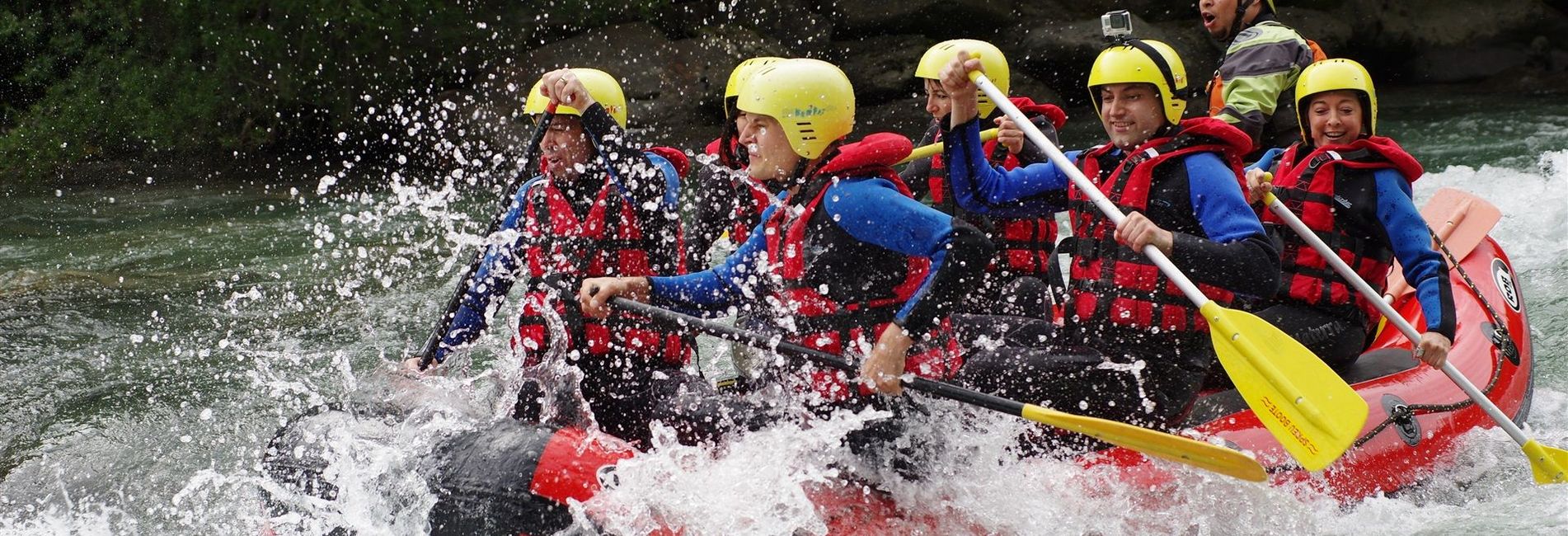 Abenteuerliches Rafting auf Wildwasserfluss in Südtirol während des Urlaubs im Hotel Vier Jahreszeiten