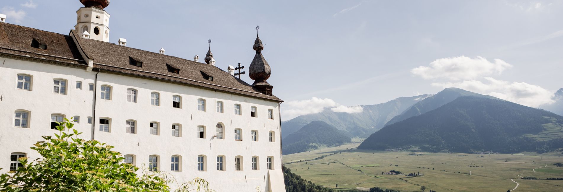 Kloster Marienberg im Vinschgau bei Sonnenuntergang – Urlaub im Vier Jahreszeiten Hotel