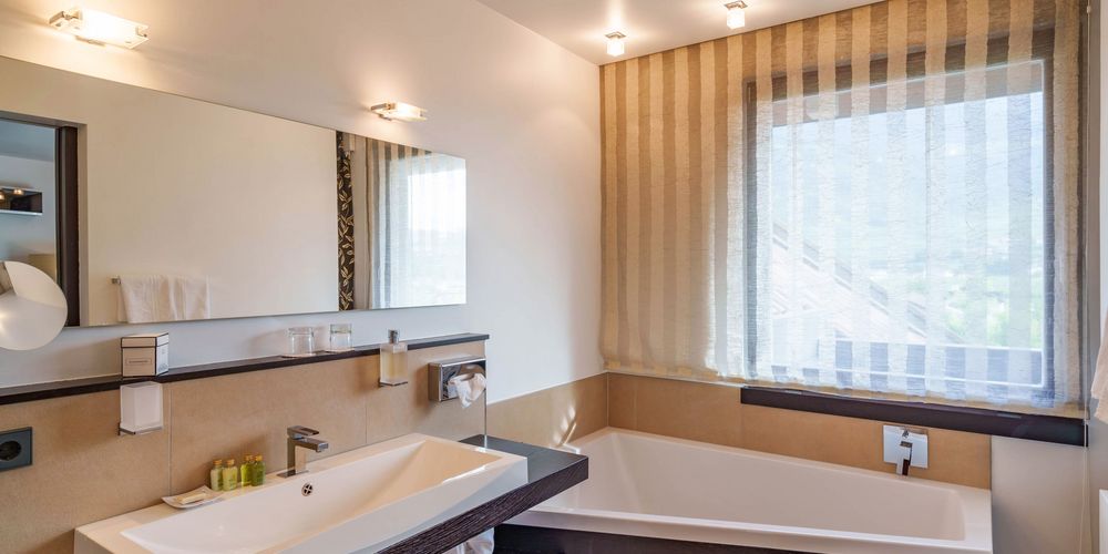 Wellness hotel Vier Jahreszeiten in South Tyrol with outdoor pool and mountain view