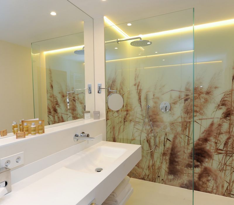 Bagno moderno della camera doppia Burgund all’hotel Vier Jahreszeiten in Alto Adige