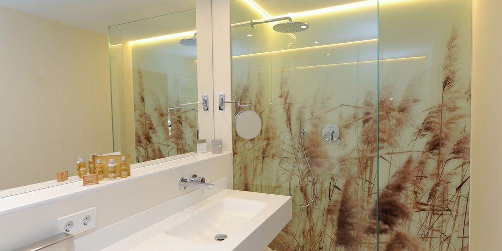 Modern bathroom in double room Burgundy at Hotel Vier Jahreszeiten South Tyrol