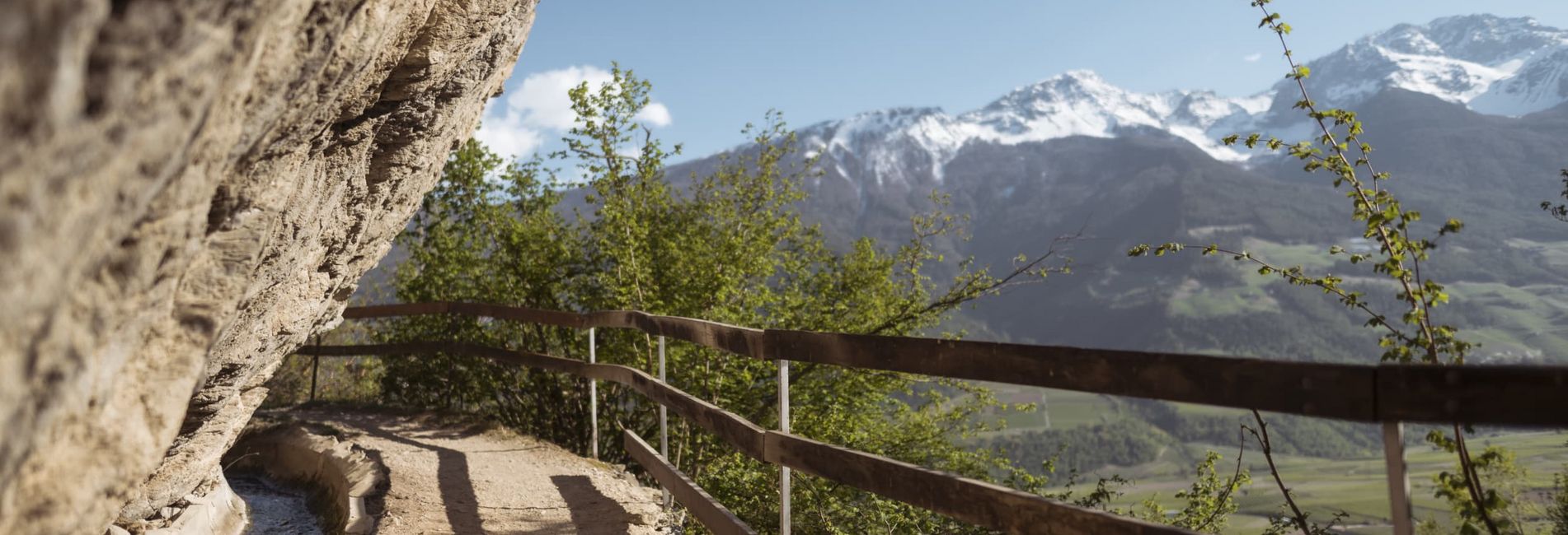 Wanderer am Waalweg im Vinschgau nahe Hotel Vier Jahreszeiten bei sonnigem Wetter Wanderer am Waalweg im Vinschgau nahe Hotel Vier Jahreszeiten bei sonnigem Wetter