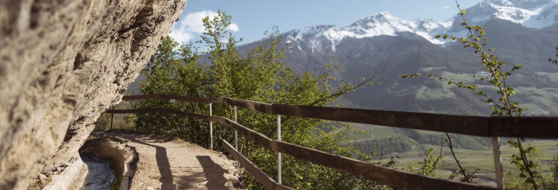 Escursionisti sul sentiero Waalweg in Val Venosta vicino all'hotel Vier Jahreszeiten