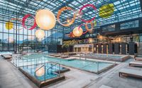 Therme Meran Außenbereich mit Pool und Palmen, Südtirol Therme Meran Außenbereich mit Pool und Palmen, Südtirol