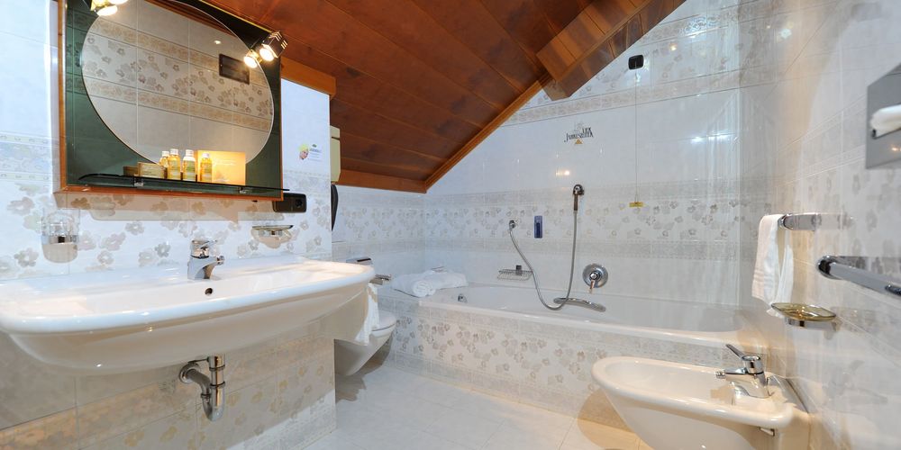 Family suite bathroom with bathtub at Vier Jahreszeiten hotel in South Tyrol