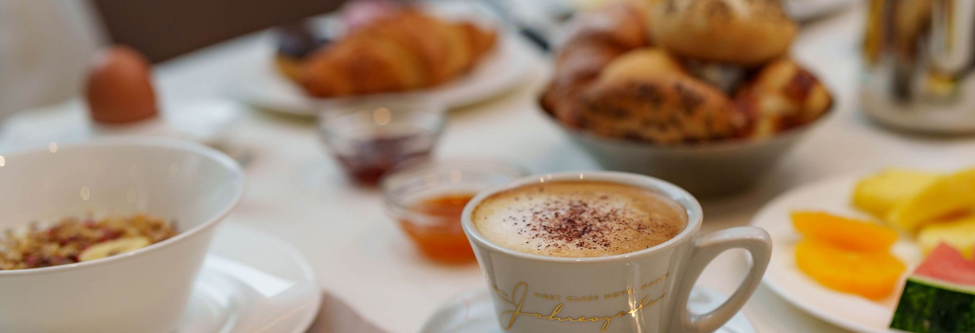 Vista panoramica della piscina all'aperto dell'Hotel Vier Jahreszeiten a Naturno, con montagne sullo sfondo Vista panoramica della piscina all'aperto dell'Hotel Vier Jahreszeiten a Naturno, con montagne sullo sfondo