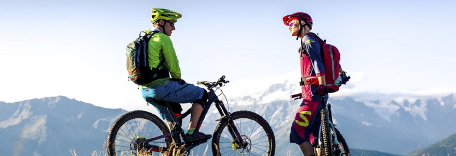 Radfahrer auf dem Vinschger Radweg in Südtirol bei sonnigem Wetter
