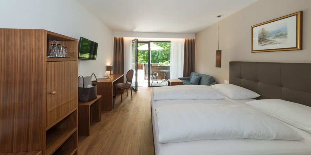 Deluxe double room Burgund at Vier Jahreszeiten hotel with modern furnishings and cozy atmosphere