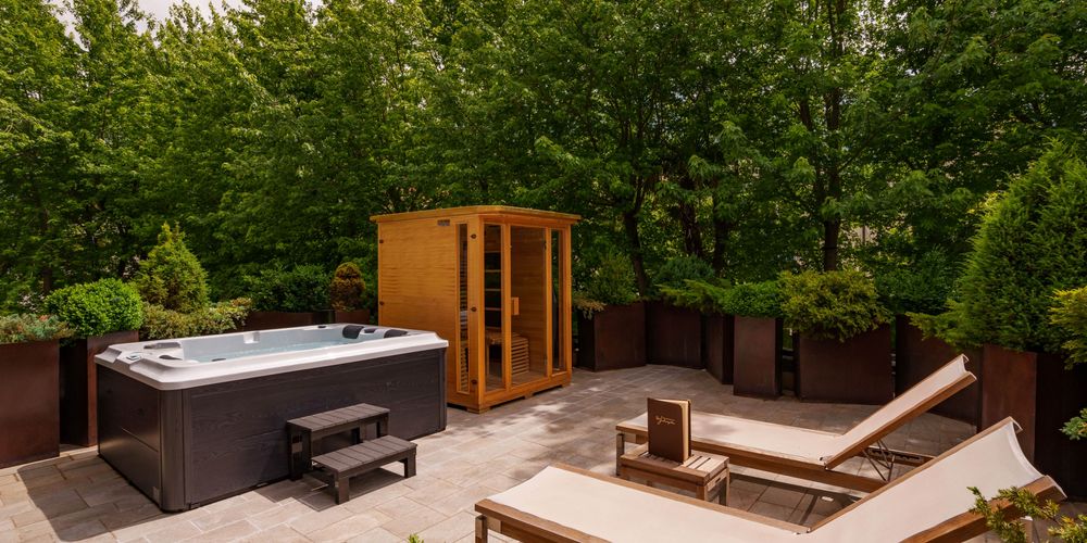 Außenansicht des Wellnesshotels Vier Jahreszeiten in Südtirol bei Sonnenuntergang