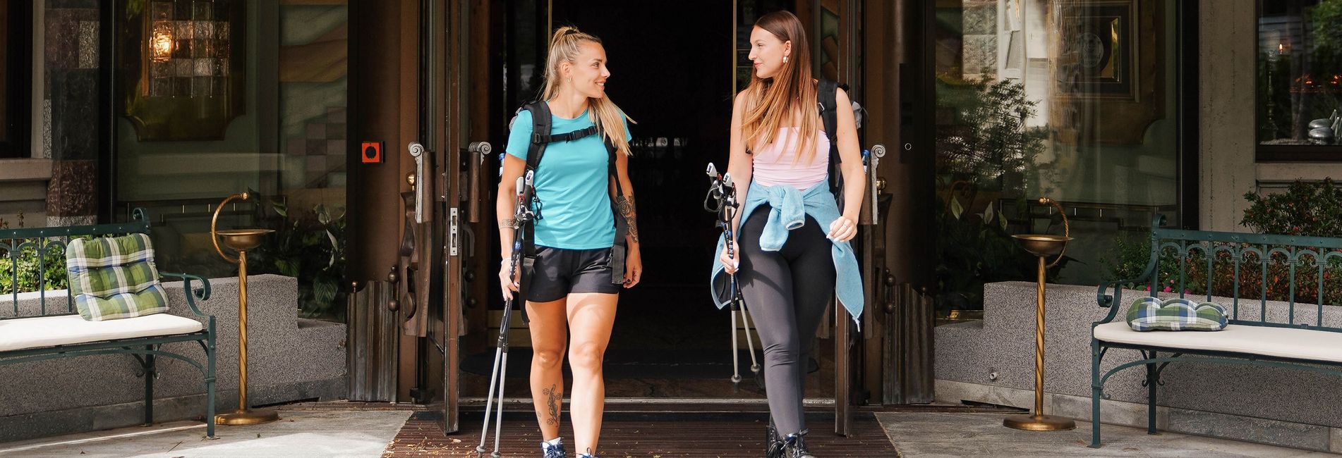 Panoramablick auf Wanderer in den Bergen nahe dem Hotel Vier Jahreszeiten in Schlanders, Südtirol