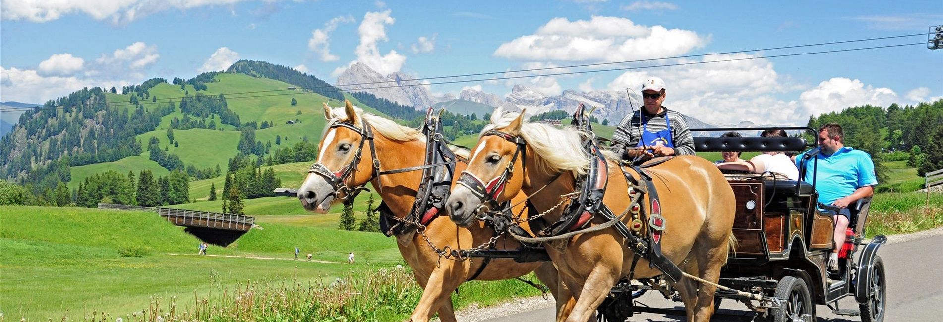 Pferdekutschenfahrt im Vinschgau vor dem Hotel Vier Jahreszeiten