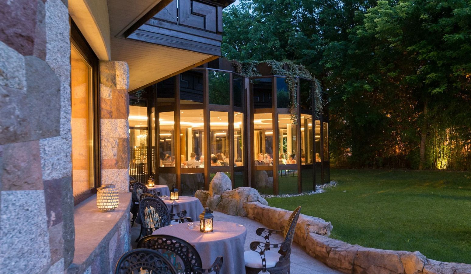 Abendstimmung auf der Terrasse des Gartencafés im Hotel Vier Jahreszeiten in Südtirol Abendstimmung auf der Terrasse des Gartencafés im Hotel Vier Jahreszeiten in Südtirol