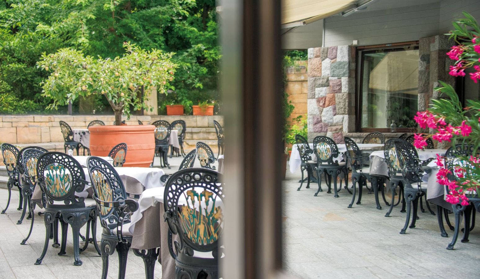 Gartencafé mit Terrasse im Hotel Vier Jahreszeiten in Schlanders, Südtirol Gartencafé mit Terrasse im Hotel Vier Jahreszeiten in Schlanders, Südtirol