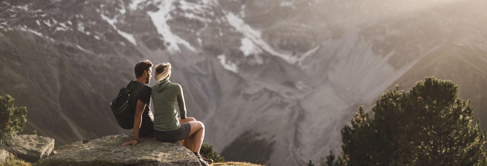 Hotel Vier Jahreszeiten in Südtirol – moderner Eingangsbereich mit stilvoller Einrichtung