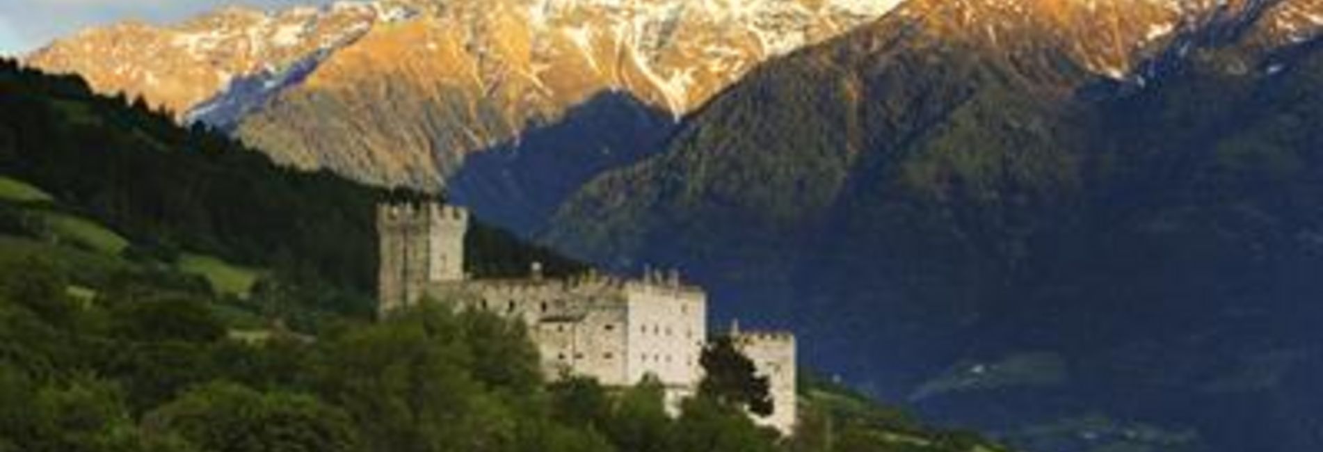 Wellnessbereich mit Innenpool und Liegestühlen im Hotel Vier Jahreszeiten in Südtirol Wellnessbereich mit Innenpool und Liegestühlen im Hotel Vier Jahreszeiten in Südtirol