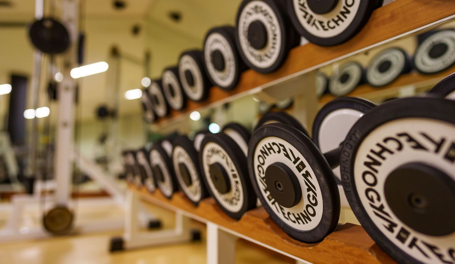 Moderner Fitnessraum im Hotel Vier Jahreszeiten mit Trainingsgeräten und heller Atmosphäre Moderner Fitnessraum im Hotel Vier Jahreszeiten mit Trainingsgeräten und heller Atmosphäre