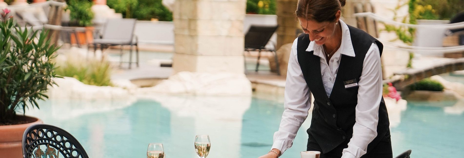 Colazione a buffet in hotel di lusso con varietà di cibi e bevande Colazione a buffet in hotel di lusso con varietà di cibi e bevande