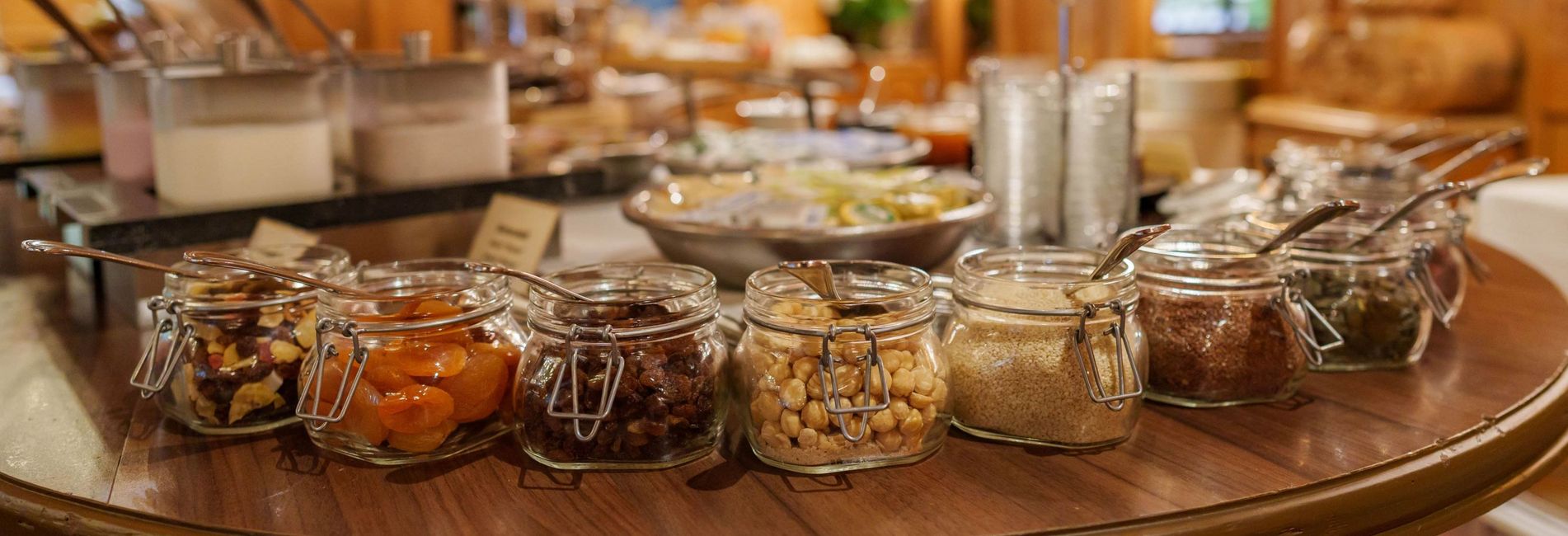 Vista panoramica della piscina esterna dell'Hotel Vier Jahreszeiten a Naturno, Alto Adige Vista panoramica della piscina esterna dell'Hotel Vier Jahreszeiten a Naturno, Alto Adige