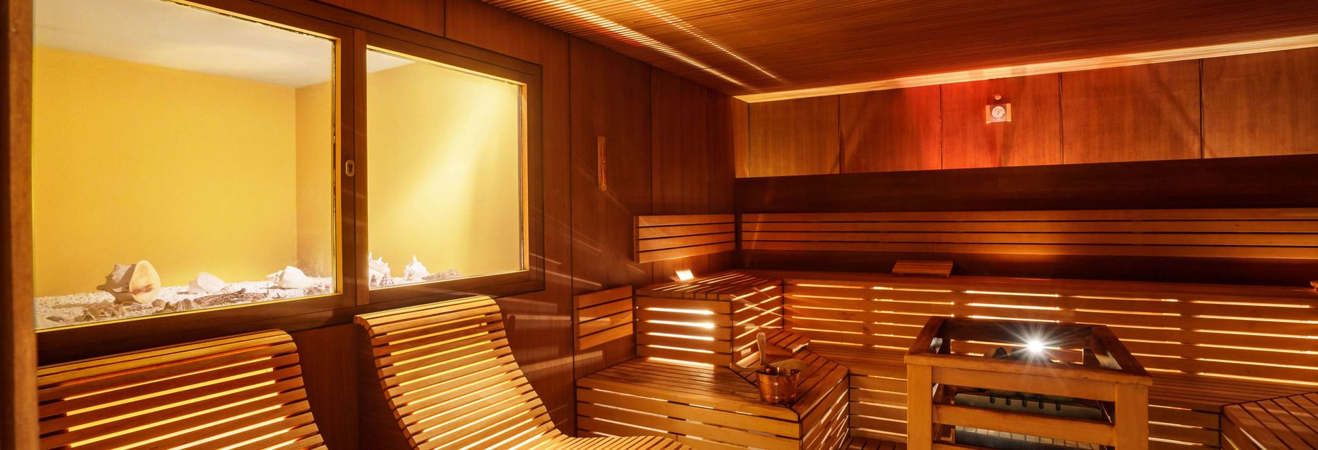 Wellness hotel Vier Jahreszeiten in South Tyrol with outdoor pool and panoramic mountain view