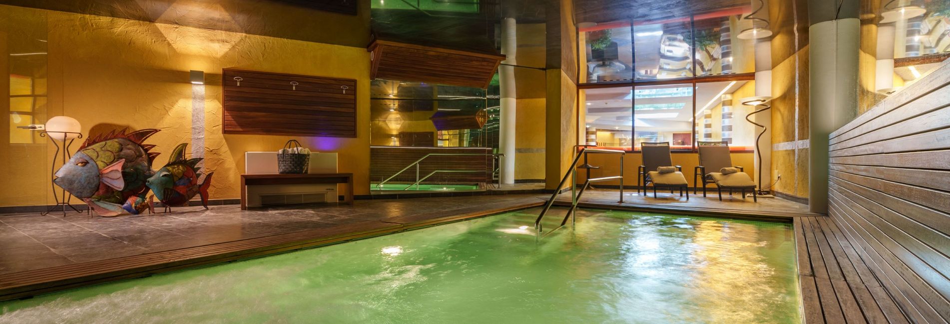 Luxuriöses Wellnesshotel Vier Jahreszeiten in Südtirol mit Außenpool und Alpenblick Luxuriöses Wellnesshotel Vier Jahreszeiten in Südtirol mit Außenpool und Alpenblick