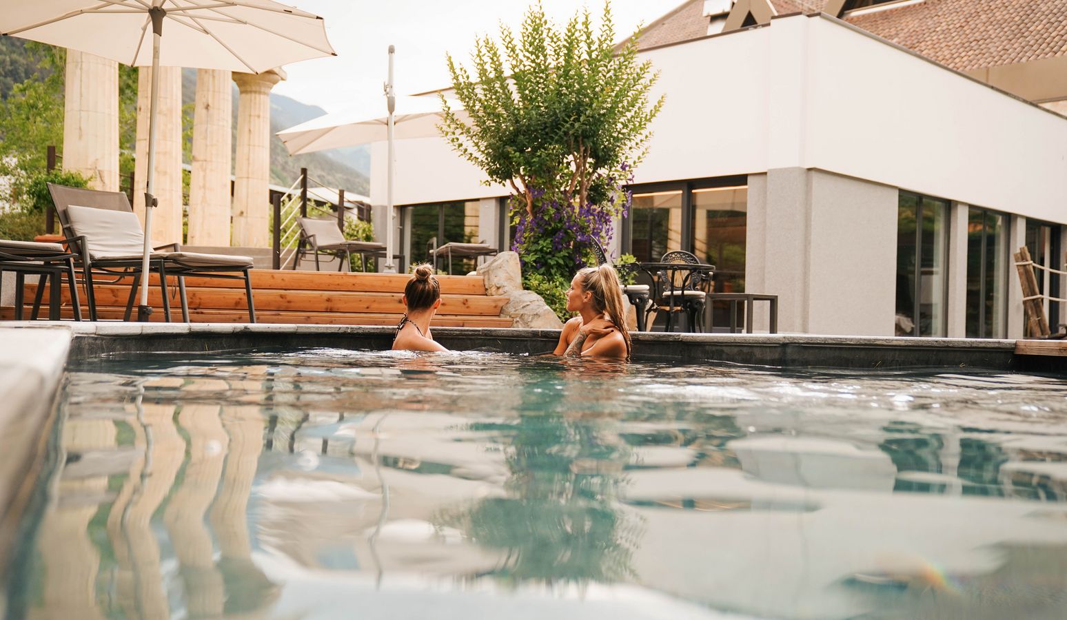 Piscina all'aperto dell'hotel Vier Jahreszeiten a Silandro con vista sulle montagne Piscina all'aperto dell'hotel Vier Jahreszeiten a Silandro con vista sulle montagne