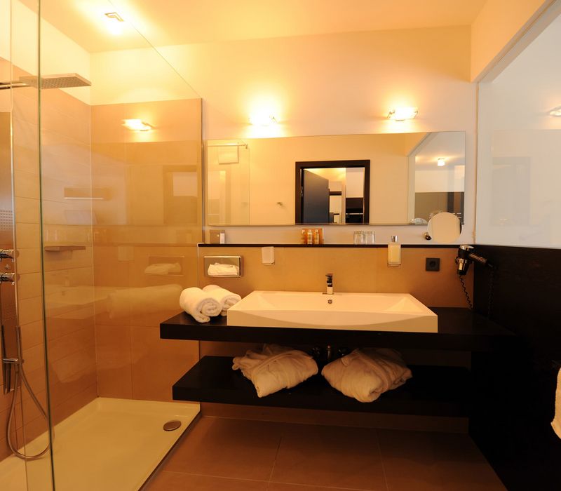 Modernes Penthouse-Badezimmer im Vier Jahreszeiten Hotel mit elegantem Design und großzügiger Ausstattung